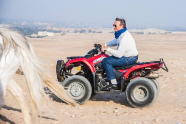 Turizm kutsal spor aktivitesi, 4x4 numaralı yolda güvenli çöl yolculuğu, neşeli mutlu insanlar çok eğlenceli vakit geçiriyor, sahllow derinliğindeki bir alanda seçici bir odak noktası, 15 Haziran 2015 'de Kahire Mısır.