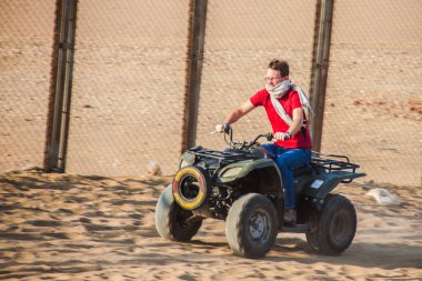 Turizm kutsal spor aktivitesi, 4x4 numaralı yolda güvenli çöl yolculuğu, neşeli mutlu insanlar çok eğlenceli vakit geçiriyor, sahllow derinliğindeki bir alanda seçici bir odak noktası, 15 Haziran 2015 'de Kahire Mısır.