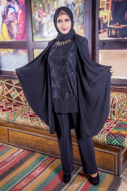 Editoryal moda fotoğrafçılığı, Abaya çekim, İslami kıyafet, peçeli kadın, çekim 27 Şubat 2018 tarihinde Kahire Mısır 'da çekilen sığ alan derinliği ile seçici odak