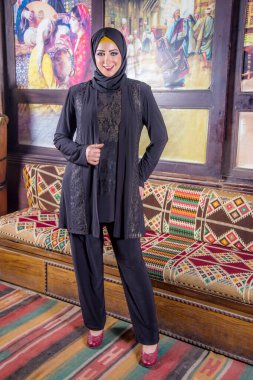 Editoryal moda fotoğrafçılığı, Abaya çekim, İslami kıyafet, peçeli kadın, çekim 27 Şubat 2018 tarihinde Kahire Mısır 'da çekilen sığ alan derinliği ile seçici odak