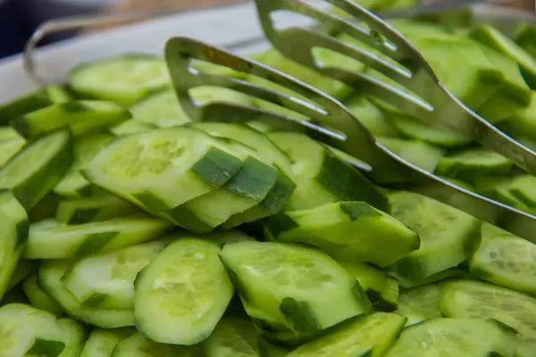 Salata, salatalık dilimleri, fotoğraf, sığ alan derinliğiyle seçici bir odak noktası. Kahire 'deki Hilton Oteli' nde çekildi.