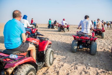 Turizm kutsal spor aktivitesi, 4x4 numaralı yolda güvenli çöl yolculuğu, neşeli mutlu insanlar çok eğlenceli vakit geçiriyor, sahllow derinliğindeki bir alanda seçici bir odak noktası, 15 Haziran 2015 'de Kahire Mısır.