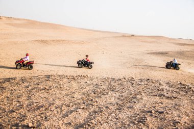 Turizm kutsal spor aktivitesi, 4x4 numaralı yolda güvenli çöl yolculuğu, neşeli mutlu insanlar çok eğlenceli vakit geçiriyor, sahllow derinliğindeki bir alanda seçici bir odak noktası, 15 Haziran 2015 'de Kahire Mısır.