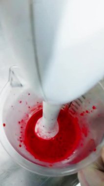 Tam HD dikey video görüntüleri 1080p 30fps, kırmızı çilek meyvelerini bir kaseye karıştırma, üst açı makaraları, lezzetli yemek film üretimi, seçici odaklanma, sığ alan derinliği