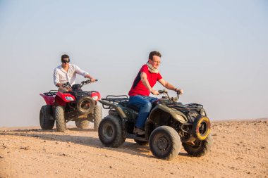Turizm kutsal spor aktivitesi, 4x4 numaralı yolda güvenli çöl yolculuğu, neşeli mutlu insanlar çok eğlenceli vakit geçiriyor, sahllow derinliğindeki bir alanda seçici bir odak noktası, 15 Haziran 2015 'de Kahire Mısır.