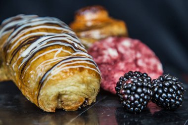 Kahvaltı, öğle ve akşam yemeği için yemek fotoğrafçılığı. Hamur işi ve meyveler. Fotoğraf, sığ alan derinliğiyle seçici bir odak noktası.