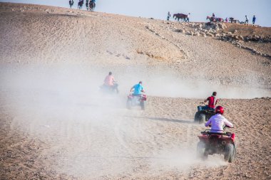 Turizm kutsal spor aktivitesi, 4x4 numaralı yolda güvenli çöl yolculuğu, neşeli mutlu insanlar çok eğlenceli vakit geçiriyor, sahllow derinliğindeki bir alanda seçici bir odak noktası, 15 Haziran 2015 'de Kahire Mısır.