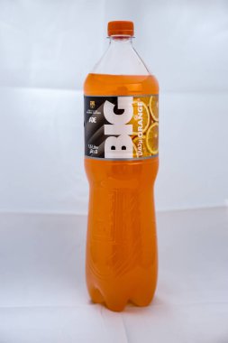 Resimli editör fotoğrafçılığı, Big Cola 1.5 Liter, seçici odak noktası sığ alan derinliği. Fotoğraflar 21 Ocak 2016 'da Kahire Mısır' da çekildi