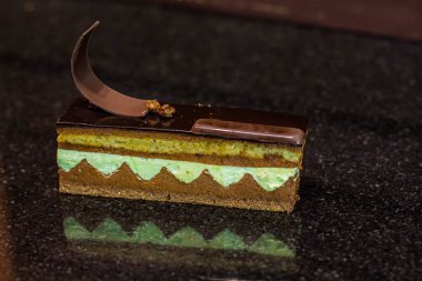 İnanç Kültürü, Tatlı Tatlı Tatlı Tatlı Tatlı Lezzetli Yemek Fotoğrafçılığı, Çikolatalı Pasta, Kek, Cheesecake, Koyu tecrit edilmiş arka plan, çekim Kahire Mısır 'da sığ alan derinliği ile seçici bir odak