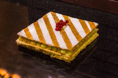 İnanç Kültürü, Tatlı Tatlı Tatlı Tatlı Tatlı Lezzetli Yemek Fotoğrafçılığı, Çikolatalı Pasta, Kek, Cheesecake, Koyu tecrit edilmiş arka plan, çekim Kahire Mısır 'da sığ alan derinliği ile seçici bir odak