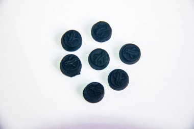 Emülsifiye etmek için tuzlu Pastiller, beyaz arka planda izole edilmiş yemek çekimi, çekim seçici odak noktası, sığ alan derinliği 