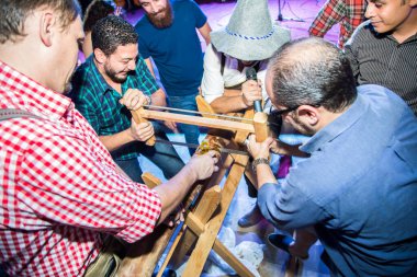 Ekim Festivali için editör fotoğrafı, Eylül ve Ekim aylarında Alman festivali. Fotoğraf, yüzeysel alan derinliğiyle seçici bir odak noktasıdır. Fotoğraf 13 Ekim 2016 'da Kahire Mısır' da çekildi.