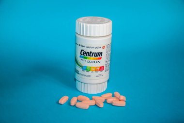 Mavi arka planda izole edilmiş merkez tabletleri, sağlık ilaçları, ilaç takviyeleri, tıbbi kapsüller, multi vitaminler, kimya, seçici odak, sığ alan derinliği, Kahire Mısır, 7 Sep 24