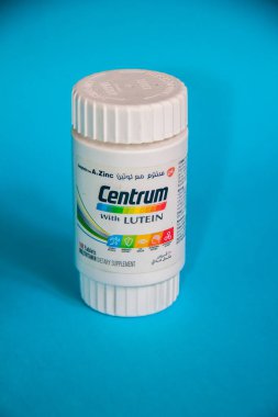 Mavi arka planda izole edilmiş merkez tabletleri, sağlık ilaçları, ilaç takviyeleri, tıbbi kapsüller, multi vitaminler, kimya, seçici odak, sığ alan derinliği, Kahire Mısır, 7 Sep 24