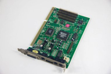 AI, Yeşil Ana Kart beyaz arka planda, elektronik devreler, yarı iletken transistör teknolojisi, mikroçip grafik kartı, seçici odak, sığ alan derinliği, Kahire Mısır, 29 sep 2024