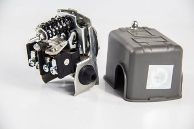 Su pompası için otomatik denetim baskılayıcı, arka planda otomatik su motoru, çekim sığ alan derinliği ile seçici odak