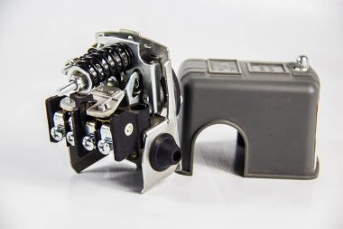 Su pompası için otomatik denetim baskılayıcı, arka planda otomatik su motoru, çekim sığ alan derinliği ile seçici odak