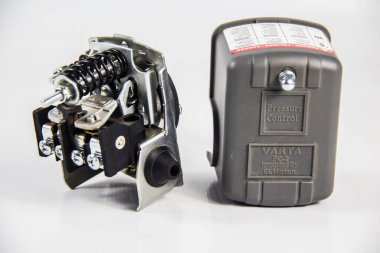 Su pompası için otomatik denetim baskılayıcı, arka planda otomatik su motoru, çekim sığ alan derinliği ile seçici odak