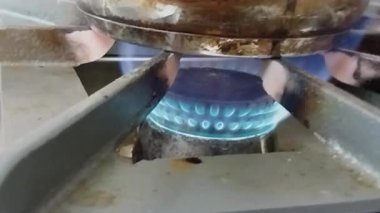 Doğal gaz ocağı ev yemeği, tam HD 1080p 30fps video görüntüleri, mutfak malzemeleri, yanıcı ekipman, yemek hazırlama, yangın, karbon monoksit, seçici odak, sığ alan derinliği, Kahire Mısır