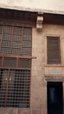Tam HD 1080 fps dikey video görüntüsü, film yapımı, İslami mimari, Fatimed alanı, ahşap kapılar ve pencereler, Sohemy evi, Moez caddesi arkeoloji konumu, seçici odak, sığ alan