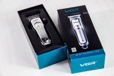 Editoryal profesyonel saç kesme makinesi VGR V-071, eklektik tıraş makinesi, beyaz arka planda izole edilmiş gümüş ekipman, seçici odak, sığ alan derinliği, Kahire Mısır 25 Eylül 2024