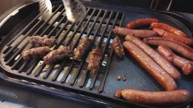 Tam HD 1080p 30fps Video Görüntüsü, ızgara Mısır kebabı ve Kofta elektrikli ızgara, seçici odak, sığ alan derinliği, 3 Eylül 2024 tarihinde Kahire Mısır HACE Sergisi 2024 'te çekildi