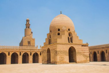 Mısır Antikası, Tolon Eski Kahire, Ahmed İbn Tolon Camisi, minare ve kubbe, İslami medeniyet ve arkeoloji, mavi gökyüzü, Kahire Mısır 'da çekilen sığ alan derinliği ile seçici bir odak noktası.