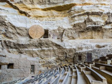 Mısır Antikası, Samaan Elkharraz Hıristiyan Kilisesi, Ortodoks, Coptic arkeoloji tarihi, antik din medeniyeti kutsal bina, seyahat, turizm, seçici odak, sığ alan derinliği, Mokattam Kahire Mısır