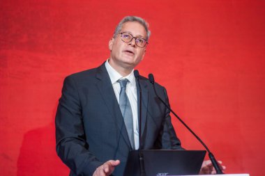 Mısır Petrol ve Mineral Kaynakları Bakanı Karim Badawi, 15 Temmuz 2025 'te, seçici odak, sığ alan derinliği ve Mısır' da bulunan Ritz Carlton Meydanı 'ndaki Mısır Madencilik Forumuna katıldı.