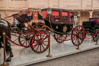 Kahire 'deki Kraliyet Arabaları Müzesi, bu tür sergilerde uzmanlaşmıştır, Büyük Aly Arabaları, Mısır Khedival Taşımacılık Arkeolojisi, seçici odak, sığ alan derinliği, Mısır