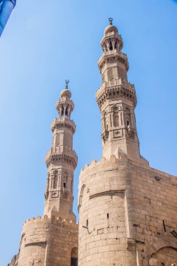 Mısır Antikası, Bab Zuwayla Kapısı, iki yarı dairesel kuleden oluşuyor ve giriş aralarında yer alıyor, Sultan el Muayyad Şeyh camisinin iki minaresini inşa etmek için iki kulenin üslerini kullandı, Kahire Mısır.