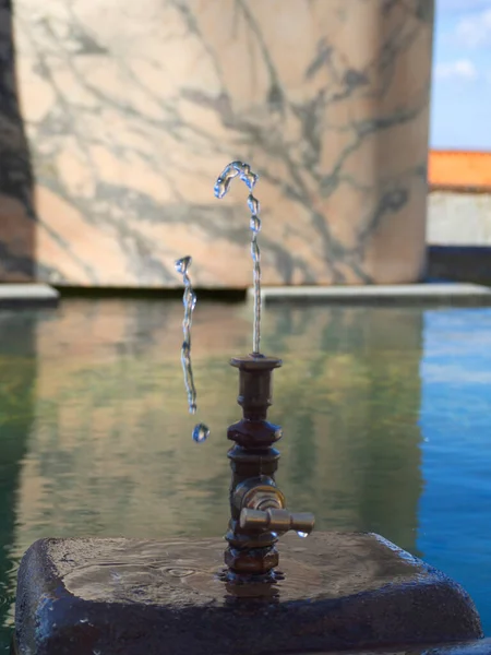 Brunnen Sprudelt Wasser Bunt Und Sehr Schön — Stockfoto