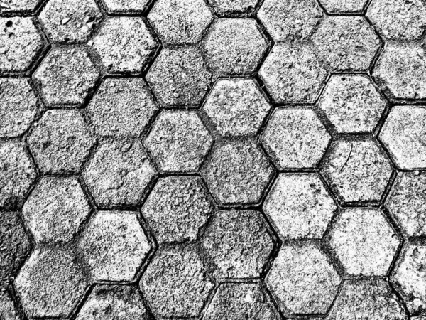 Betondan yapılmış zemin yüzeyi altıgen şeklindedir (altıgen şekli).).