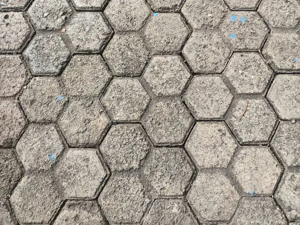 Betondan yapılmış zemin yüzeyi altıgen şeklindedir (altıgen şekli).).