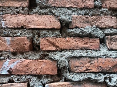 Kırmızı taştan yapılmış eski bir ev duvarı.