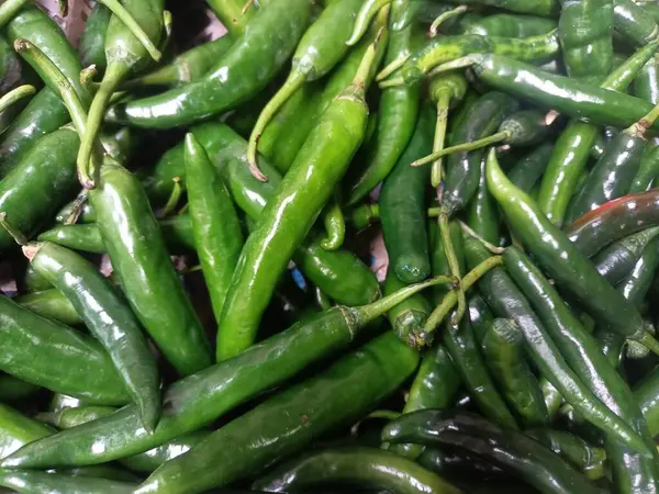 Taze yeşil biber yığını.