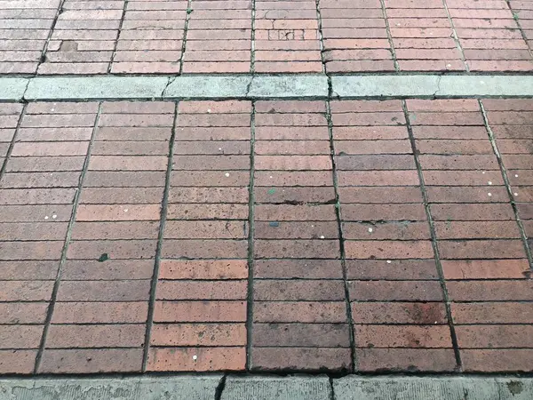 Kırmızımsı kahverengi tuğlalardan yapılmış bir zemin manzarası. Üst görünüm