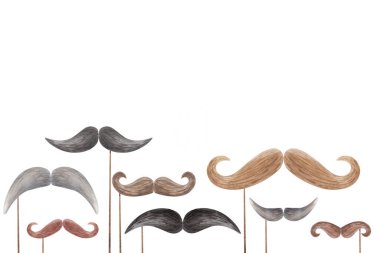 Elle boyanmış siyah, kahverengi ve gri adamların suluboya çizimi çubukların üzerinde, yazı için boş alanı olan bıyıklar. Kartpostallar, kartvizitler, düğün davetiyeleri için boş şablon