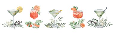Resimlerin suluboya seti. Elle boyanmış aperol spreyi ve martini bardağına kirli martini kokteylleri. Portakallı, limonlu, zeytinli, yapraklı, çiçekli, buzlu alkollü içecekler. İzole klipsli sanat