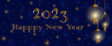 2023 yılının Çin yılbaşı bayrağı. Fenerli şık tasarım ve koyu arkaplanda altın elementler. Şenlik kapağı duvar kağıdı, arkaplan, tebrik kartı, davetiye, web sitesi