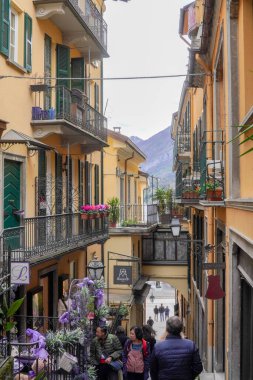 İtalya 'da evlerle dolu bir sokak.