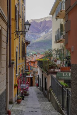 İtalya 'da evlerle dolu bir sokak.