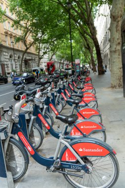 Londra, İngiltere - 30 Temmuz 2022 Santander bisiklet paylaşım servisi otoparkı