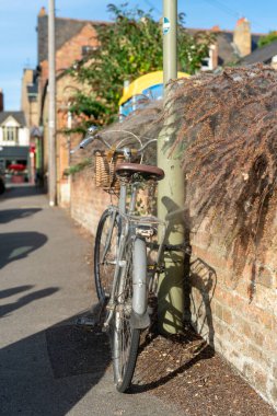 Oxford, İngiltere - Ağustos 01 2022 Örümcek Ağı ile kaplı Vintage bisiklet