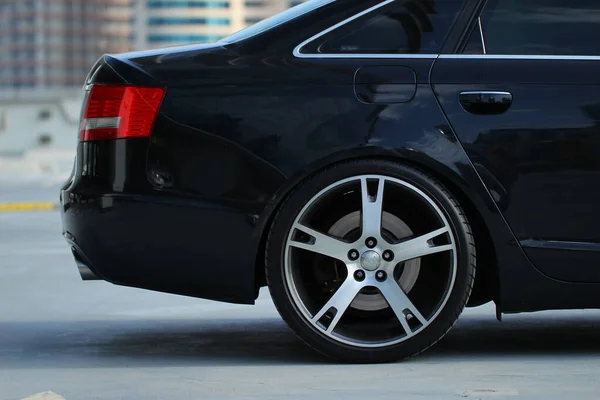 Uae Dubai October 2022 Audi Αυτοκίνητο Πίσω Τροχός Φως Σήματος — Φωτογραφία Αρχείου