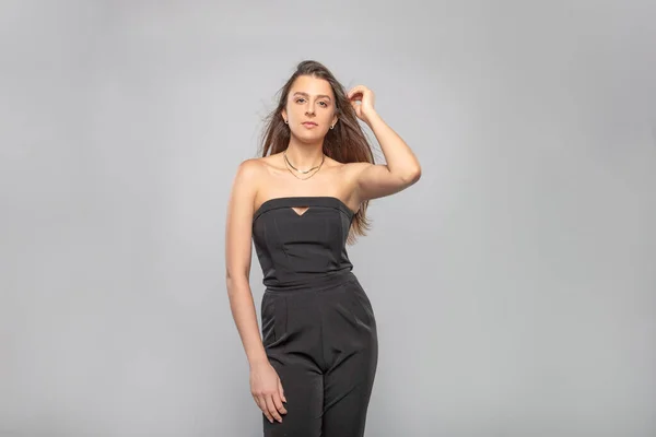 Schönes Model Posiert Studio Auf Grauem Hintergrund Trägt Schwarzes Modisches — Stockfoto
