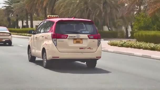 2023 Downtown Dubai Dubai Big Taxi Correndo Vista Estrada Volta — Vídeo de Stock
