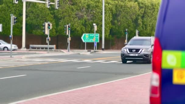Vehículos Que Circulan Por Carretera Cruzan Semáforo Desde Vista Frontal — Vídeos de Stock