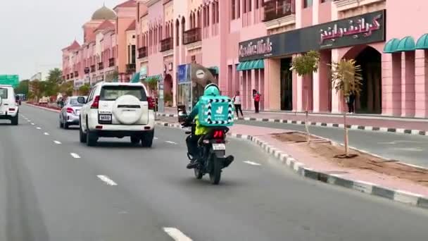 Penunggang Deliveroo Berjalan Jalan Melihat Dari Belakang — Stok Video