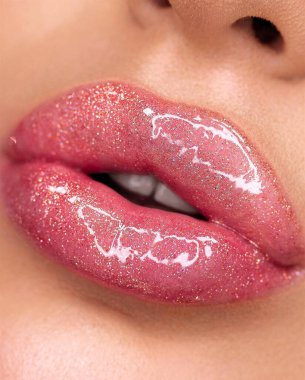 genç güzel kadın makyaj dudak üzerinde fırça tarafından uygulanıyor.